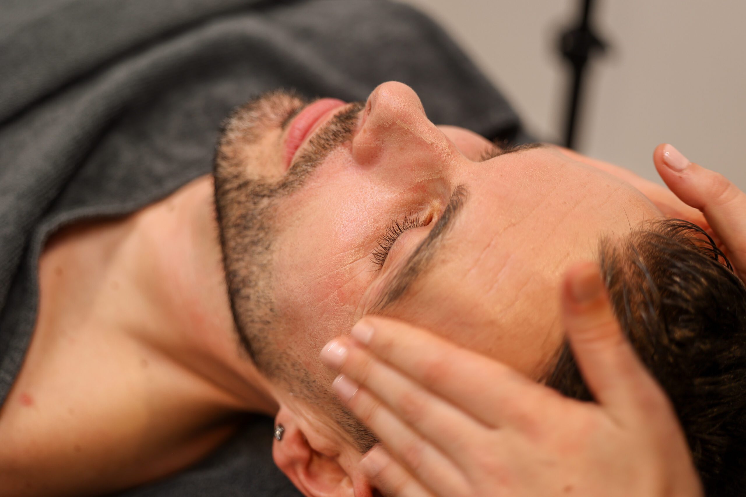 Huidbehandeling voor het kalmeren en herstellen van een gevoelige huid